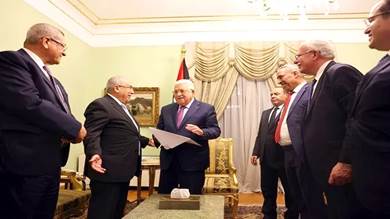 ​محمود عباس أول رئيس عربي يتسلم الدعوة لحضور القمة العربية بالجزائر